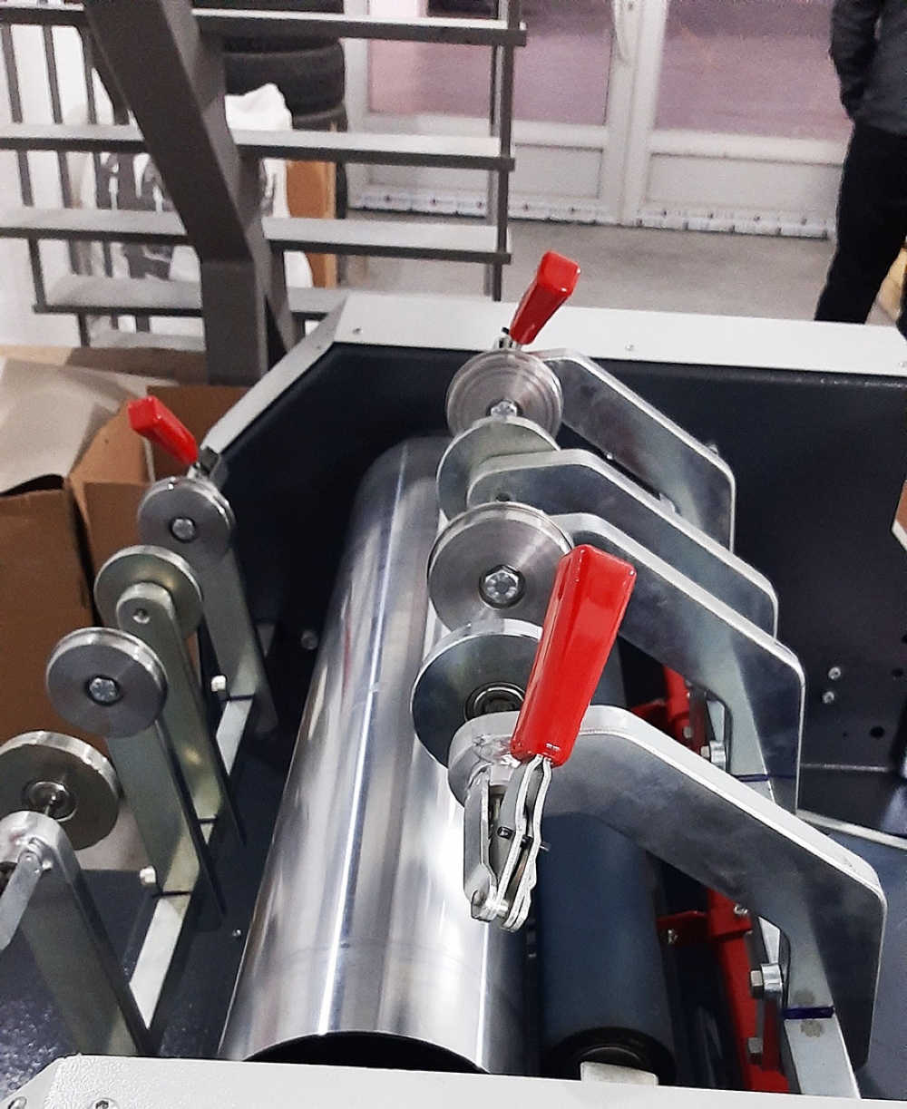 Semi-Automatic Slicing Stretch Wrapping Machine